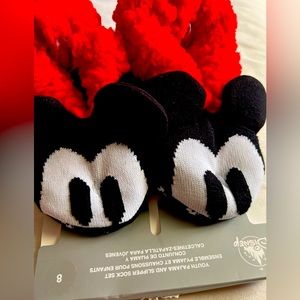 Disney boy’s slippers size 8 Mickey new
